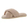 Primer plano de zapatillas de felpa beige con tiras cruzadas para un confort hogareño óptimo. - Caqui