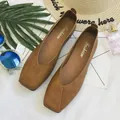 Dettaglio di scarpe basse marroni a punta quadrata con cuciture decorative - 35 / Marrone
