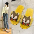 Dettaglio di pantofole in peluche gialle con renna dei cartoni e fiocco - 36-37 / Giallo