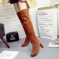 Eleganti stivali sopra il ginocchio in camoscio marrone con tacco alto e vestibilità elastica - 34 / Marrone