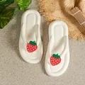 Detailansicht der weißen Sommer-Flip-Flops mit Erdbeer-Anhängern auf weichen EVA-Sohlen - 36-37 / Erdbeere