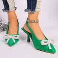 Smaragdgrüne Slingpumps mit eleganten Strass-Schleifen und Pfennigabsatz. - 35 / Grün