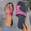 Detail van dames platte sandalen met roze vlinderprint en teenlus met accessoires - 36 / Roze