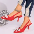 Detailansicht roter Slingback-Heels mit spitzer Kappe und perlenbesetzter Schleife. - 35 / Rot