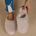 Primer plano de pantuflas de pelo rosa que muestra la textura suave - 36-37 / Rosa