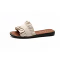 Gedetailleerd zijaanzicht van een beige slipper met ruches en bruin zacht voetbed - 35 / Beige
