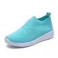 Ελαφριά τιρκουάζ γυναικεία slip-on sneakers από πλέγμα flyknit με λευκή σόλα από καουτσούκ - Γαλάζιο