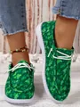 Gedetailleerde close-up van groene canvas slip-on schoenen met klaverprint voor damesmode - 36 / Klaverblad Print (Groen)