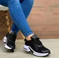 Detail van zwarte mesh sneakers voor dames met dikke witte zolen en luchtkussens - 36 / Zwart