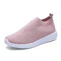 Άνετα ροζ γυναικεία casual παπούτσια fly-knit με λευκή σόλα από καουτσούκ και φλατ τακούνι - Ροζ