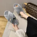 Détail de chaussons gris en fourrure à lanières croisées avec perles élégantes - 36-37 / Style Peluche Croisée (&X77) / Gris