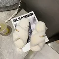 Vue détaillée des chaussons croisés en peluche crème avec breloque perle - 36-37 / Style Peluche Croisée (&X77) / Milky blanc