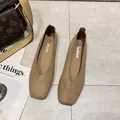 Eleganti scarpe basse beige a punta quadrata con scollo a V e morbida pelle sintetica - 35 / Cammello