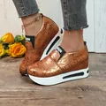Vista dettagliata delle sneakers da donna con stampa serpente bronzo e zeppa interna - Marrone