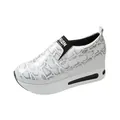 Sneaker da donna con zeppa e motivo pitonato bianco, suola alta e rialzo interno - 35 / Bianco