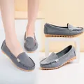 Mocasines de ante gris cómodos para mujer con suelas de goma planas y diseño slip-on - 35 / Gris