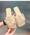 Elegantes chanclas planas beige con tira fruncida para las vacaciones de verano en la playa - Blanco Roto