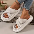 Pantofole bianche di peluche con suola a piattaforma spessa per un comfort accogliente. - Grigio Beige