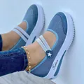 Vista detallada de las zapatillas Mary Jane de malla transpirable azul y blanco - Azul claro