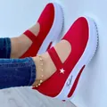 Vista detallada de zapatos casuales rojos para mujer con suela de plataforma blanca y estrella. - 35 / Rojo