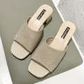 Sandali a ciabatta in maglia beige con tacco medio e punta quadrata - 35 / Bianco avorio