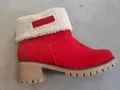 Rode dames winter enkellaarsjes met witte faux fur kraag en een stevige grove blokhak - Rood