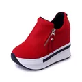 Stijlvolle rode platform sneakers met sleehak en zijrits voor dames casual - 35 / Rood