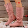 Stivali slouchy vintage in pelle scamosciata rosa con punta tonda piatta e cerniera - Rosa