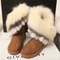 Bottes d'hiver en daim marron pour femme avec une bordure épaisse en fausse fourrure. - 36 / Jaune