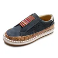 Vue détaillée de mocassins plats bleu marine respirants avec bande élastique colorée - 35 / Bleu