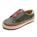 Vue détaillée de mocassins en cuir vert avec découpes décoratives et bride élastique colorée - 35 / Vert