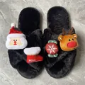 Detalle de las lindas decoraciones de felpa navideñas en estas zapatillas negras de pelo - 36-37 / Negro