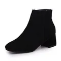 Eleganti stivaletti in pelle scamosciata nera con tacco medio largo e zip laterale - 35 / Nero