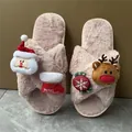 Detalle de zapatillas de felpa navideñas rosas con adornos de Papá Noel y renos lindos - 36-37 / Rosa