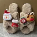 Primer plano de cálidas zapatillas de felpa navideñas con decoración de Papá Noel - 36-37 / Caqui