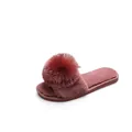 Chaussons moelleux rouge vin élégants pour femmes avec un grand pompon duveteux - Rouge Haricot