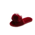 Chaussons rouges élégants avec pompon en peluche et bout ouvert pour un confort intérieur - Rouge Foncé