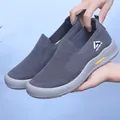 Gros plan sur des chaussures de marche sans lacets en maille grise respirante - 39 / Gris