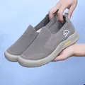 Vue détaillée de chaussures de marche grises en maille respirante pour hommes. - 39 / Kaki