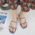 Sandali infradito piatti blu da donna con elegante design a cinturino incrociato per l'estate - Azzurro