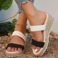 Détail de sandales compensées tressées pour femmes, claquettes de plage élégantes - Noir et Blanc