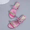 Vista superior de sandalias rosa metalizado con elegantes correas de strass y diseño dual. - 43 / Rosa