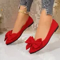 Elegante rote flache Schuhe mit spitzer Zehenpartie und großer Stoffschleife vorne. - 36 / Rot