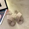 Chaussons en fausse fourrure beige pour femmes, claquettes d'intérieur douces et chic - Kaki