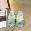 Chaussons douillets vert menthe à brides croisées pour une tenue d'intérieur confortable - Vert