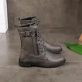 Gedetailleerd zijaanzicht van grijze veterschoenen met zijrits en gespdetail - 36 / Grijs