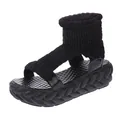 Vista dettagliata di sandali a stivaletto in maglia nera con suola platform - 35 / Nero