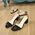 Eleganti sandali in camoscio nero con tacco a blocco, cinturino alla caviglia e punta aperta - 35 / Nero