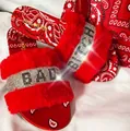 Dettaglio ravvicinato di pantofole rosse in peluche con motivo paisley e scritte strass - 35 / Rosso