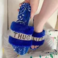 Dettaglio pantofole in pelliccia blu con strass Thug Life e motivo paisley bandana - 35 / Blu